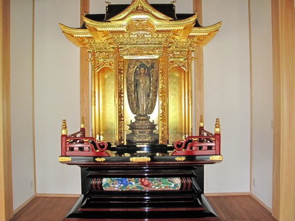 解体修理直後の三尊宮殿と須弥壇